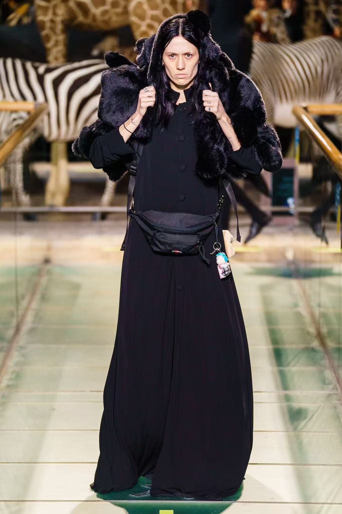 Vetements 19FW Black Priest Coat